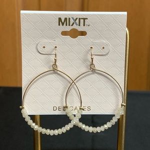 NWT Mix it gold tone beige bead earrings